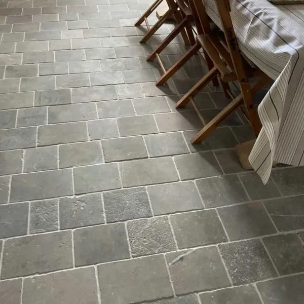 Tumbled limestone Bastille bleu pavers